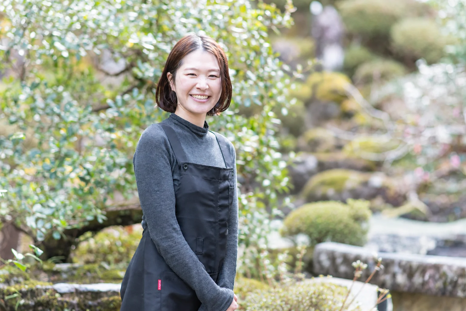 助産師 小杉千明の笑顔のポートレート