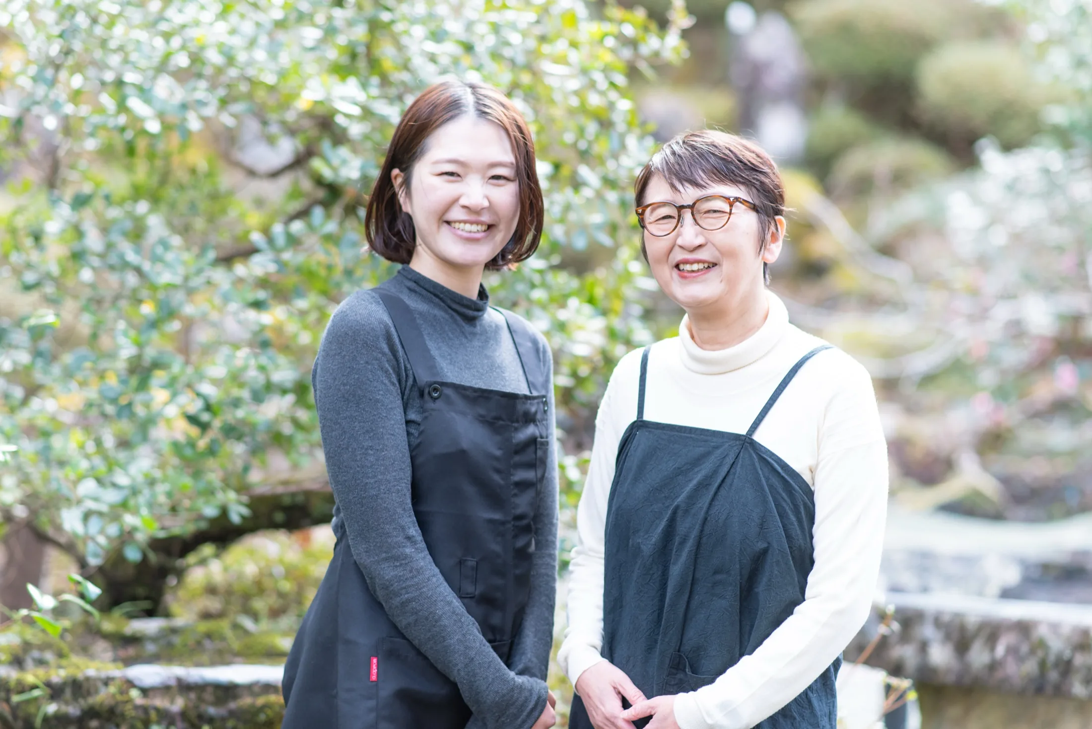 代表とスタッフの自然な笑顔のポートレート
