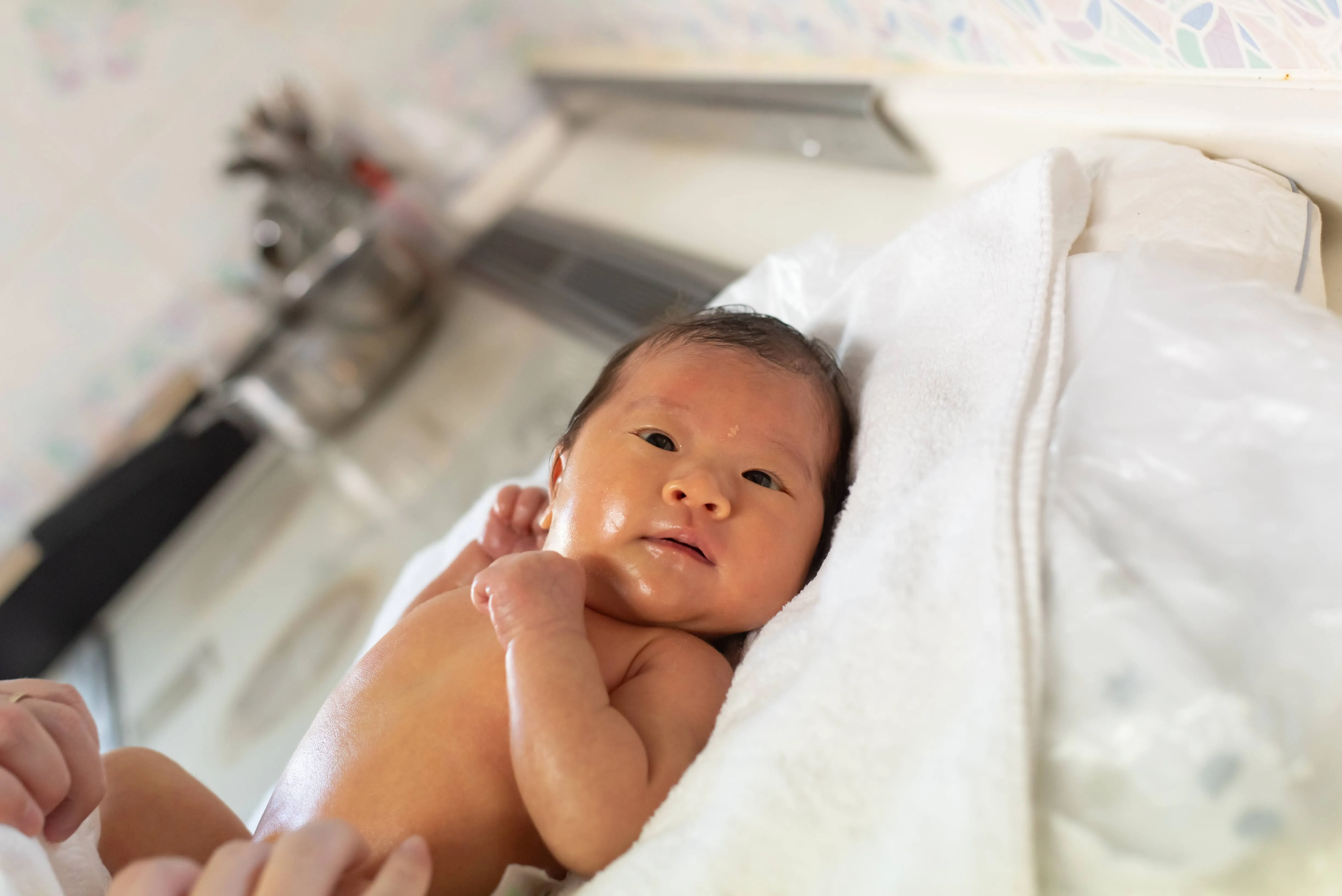 穏やかな表情で過ごす親子のひととき