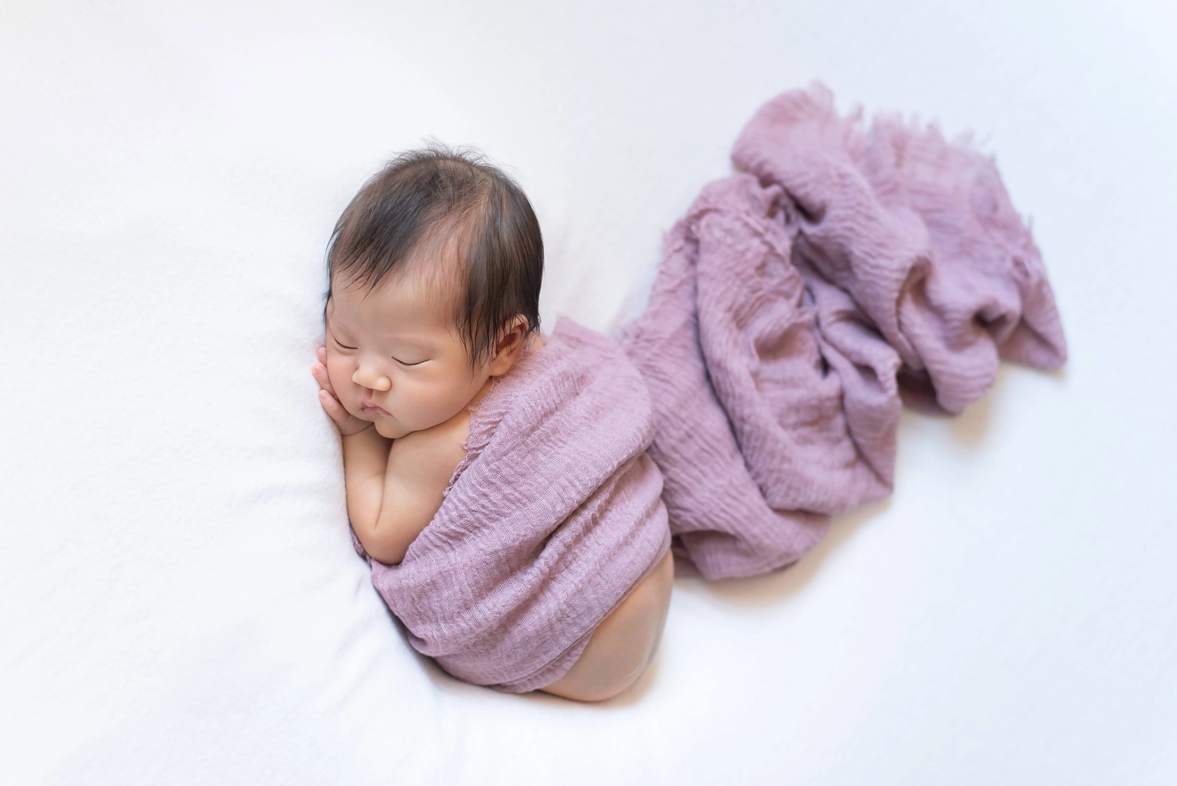 穏やかな時間の中で赤ちゃんと触れ合う様子